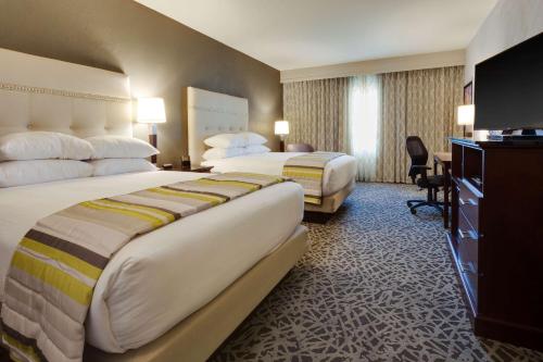 开普吉拉多开普吉拉多会议中心德鲁酒店的酒店客房配有两张床和一张书桌