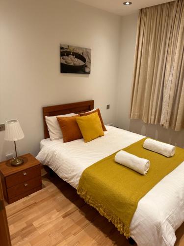 直布罗陀Britain in the Sun at Luxurious Ocean Village的一间卧室配有一张带两个枕头的床