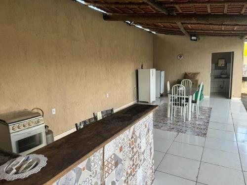 Raul SoaresCantinho da Alegria的厨房配有台面和冰箱