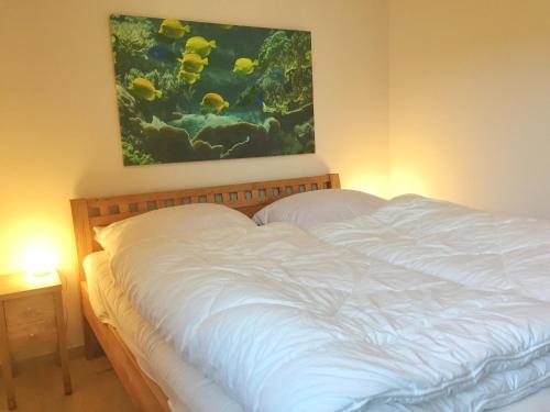 朱列斯拉赫Kurparkcarree - Ferienwohnung "Amber"的一间卧室配有一张壁画床