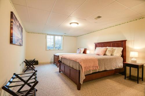 朗克斯Spacious Ronks Getaway with Deck and Grill!的一间卧室设有一张大床和一个窗户。