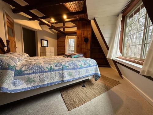 Guys MillsModern Getaway cabin, sleeps 7 Near Meadville的木屋内的卧室配有一张床