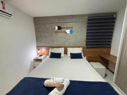 马塞约Apartamentos 250m da Orla -Edifício Nugali- Castelo B Temporada的卧室配有一张大白色的蓝色床单
