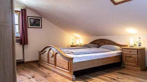 上施陶芬Seelenruhe的阁楼上的卧室配有一张大型木床