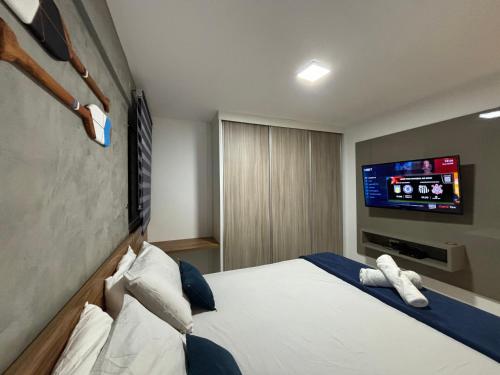 马塞约Apartamentos 250m da Orla -Edifício Nugali- Castelo B Temporada的配有一张床和一台平面电视的酒店客房