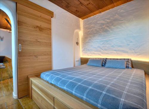 卡普伦Haus Kitzsteinhorn 7 - by Alpen Apartments的一间位于客房内的蓝色床卧室