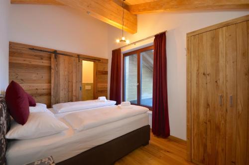 卡普伦Ski-in Ski-out Chalet Maiskogel 13A - by Alpen Apartments的一间卧室设有两张床和大窗户
