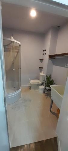 Maracas Bay VillageWaveRunners Guest House的带淋浴、卫生间和盥洗盆的浴室
