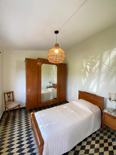 梅塞德斯Doña Hilda的一间卧室配有一张床、镜子和椅子