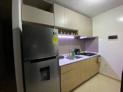 巴耶杜帕尔Apartamento completo con aire en Valledupar的厨房配有不锈钢冰箱和水槽