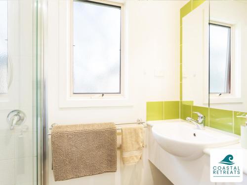 卡尔斯Woodland Retreat - Phillip Island - Ramada Resort的白色的浴室设有水槽和镜子