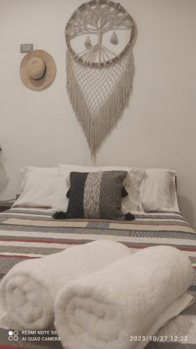 TiculQuinta Rosita的一间卧室配有一张床铺,床上铺有白色毯子
