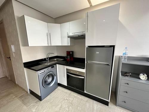 卡萨布兰卡Dar Esslam Studio Moderne的厨房配有洗衣机和洗衣机。