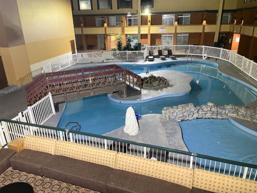 科尔尼Kearney Inn and Convention Center的享有酒店大型游泳池的顶部景色