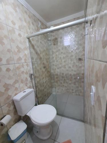 塞古罗港Prédio do Gaguinho的一间带卫生间和淋浴的浴室