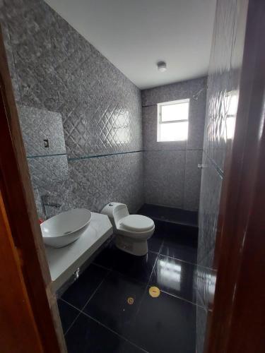 阿亚库乔AyacuchoDepa的一间带卫生间和水槽的浴室