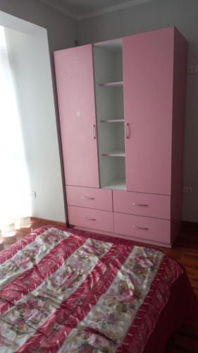 阿亚库乔AyacuchoDepa的粉红色的卧室,配有床和梳妆台