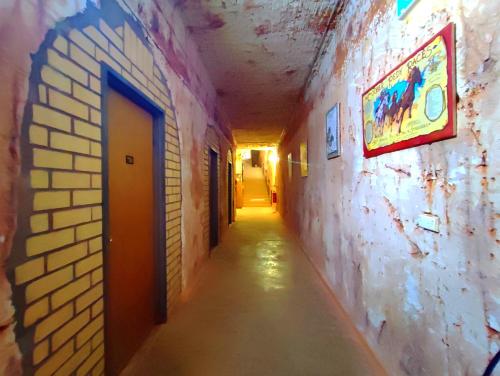 库伯佩迪拉德卡澳洲地下汽车旅馆的砖墙建筑中的空走廊