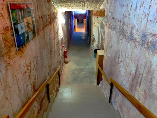 库伯佩迪拉德卡澳洲地下汽车旅馆的古老的建筑中长长的走廊,有楼梯