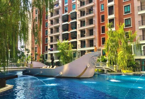 Espana Resort Jomtien Beach Pattaya内部或周边的泳池