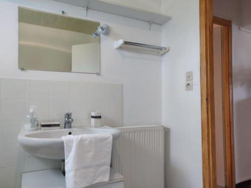 莱斯卡尔Le clos Fleuri的白色的浴室设有水槽和镜子