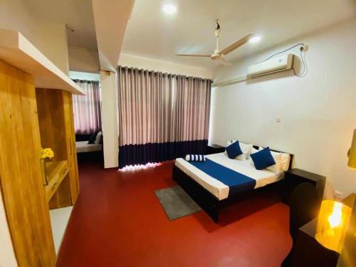 WatumullaHotel Mount Lanka的酒店客房设有床和窗户。