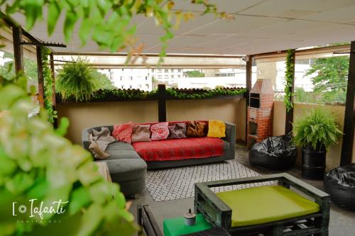 圣保罗Garden Hostel - Santana的客厅配有沙发和桌子