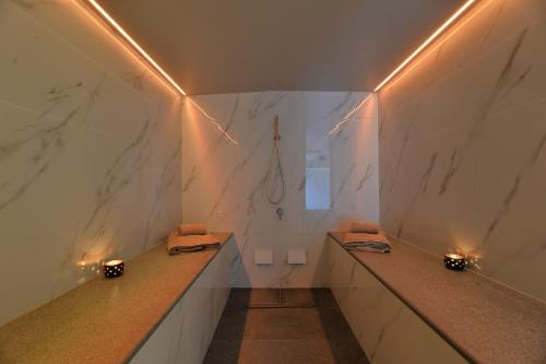 雅典Mirivili Rooms & Suites的一间带两个水槽和大理石墙壁的浴室