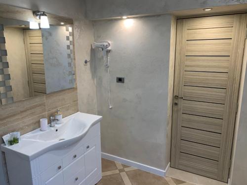 锡纳亚Casa Cristian的浴室配有白色水槽和淋浴。