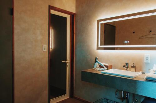 淡路Villa CORTILE的一间带水槽和镜子的浴室