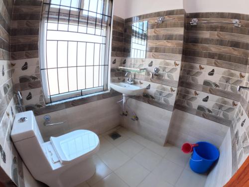 加德满都Hotel Global Village的一间带卫生间和水槽的浴室