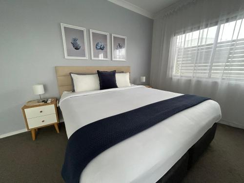 黄金海岸Mermaid - Magic king unit的卧室设有一张白色大床和一扇窗户。