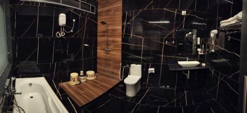博尔本德尔Unique Resort And Restaurant的浴室配有卫生间和水槽。