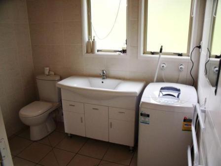旺阿雷旺格雷度假屋 的一间带水槽和卫生间的浴室