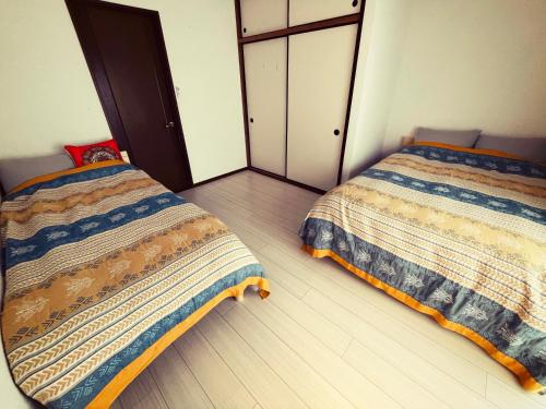 yadori TEN 宿り　甸的卧室内两张并排的床