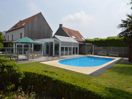 ZottegemSplendid villa in Flemish Ardennes with pool的一座房子的院子内的游泳池