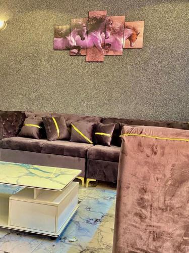 瓦加杜古Damsi immo的客厅配有沙发和桌子