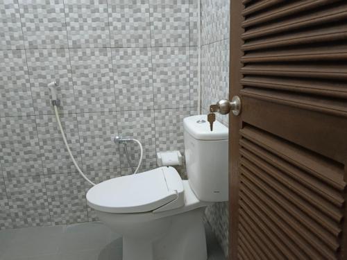 八丹拜Jepun Inn的一间带卫生间和淋浴的浴室