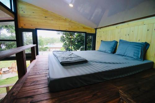 邦美蜀Bình An lake view的一张大床,位于带大窗户的房间里