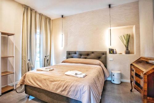阿雷佐Villa Giuliana的一间卧室配有一张床,上面有两条毛巾