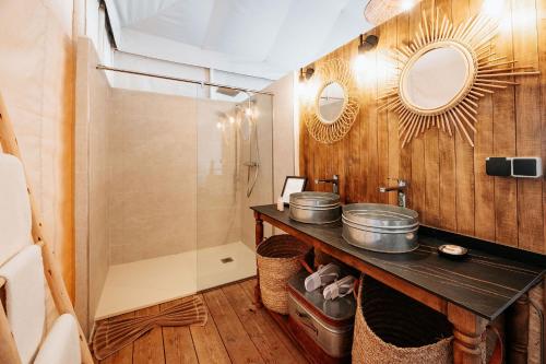El KariaInara Camp的浴室设有水槽和墙上的两面镜子