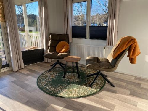 HeusdenVilletta Verde的客厅配有两把椅子和一张桌子