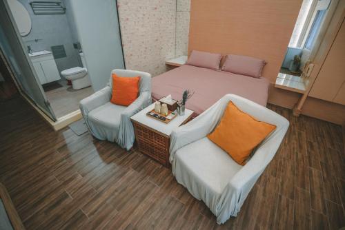 小琉球岛珊瑚假期民宿的小房间,配有一张床和两把椅子