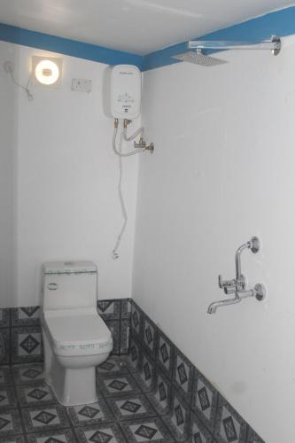 卡纳科纳Nikhil's Beach Cottages的一间带卫生间和水槽的浴室
