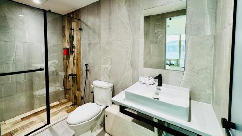 台南Hope Hotel Tainan的一间带卫生间和水槽的浴室
