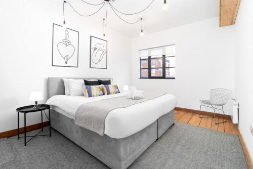 伯明翰Newtown Loft Apartment - Smart TV- WIFI - Parking 3NT的白色卧室配有一张大床和椅子