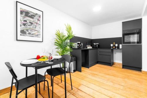 伯明翰Newtown Loft Apartment - Smart TV- WIFI - Parking 3NT的厨房以及带桌椅的用餐室。