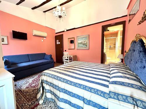 威尼斯阿罗吉塞丽娜酒店的一间卧室配有一张床和一张沙发