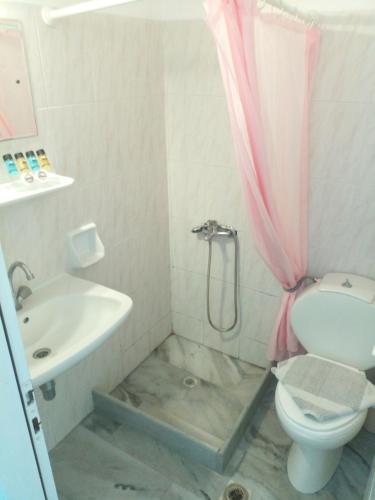 帕罗奇亚Frangiscos的带淋浴、卫生间和盥洗盆的浴室