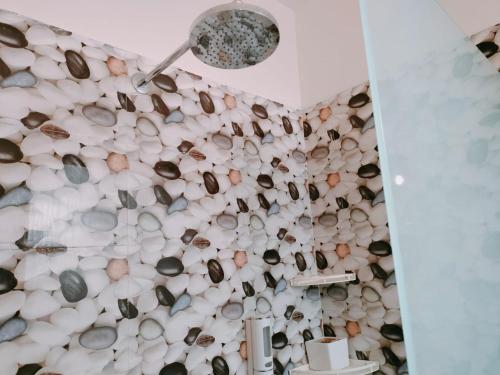 兰纳加The Siyona Resort的浴室设有覆盖在外壳中的墙壁
